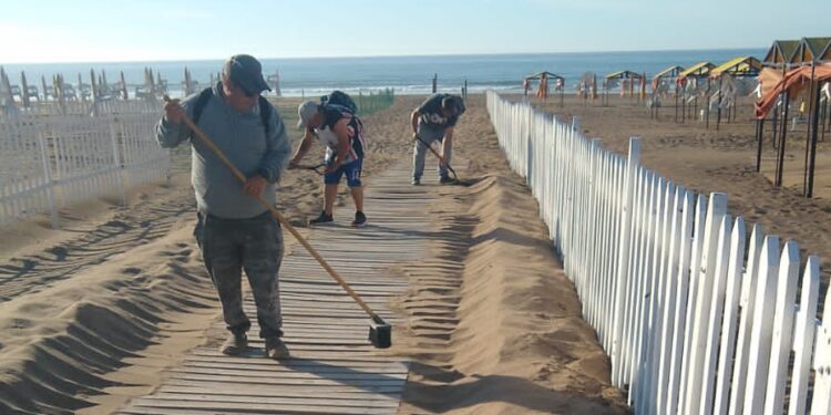 El municipio intensifica las tareas de mantenimiento y puesta en valor en la zona costera