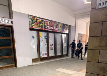 Detuvieron a un hombre tras romper la vidriera de un comercio sobre la Avenida 2