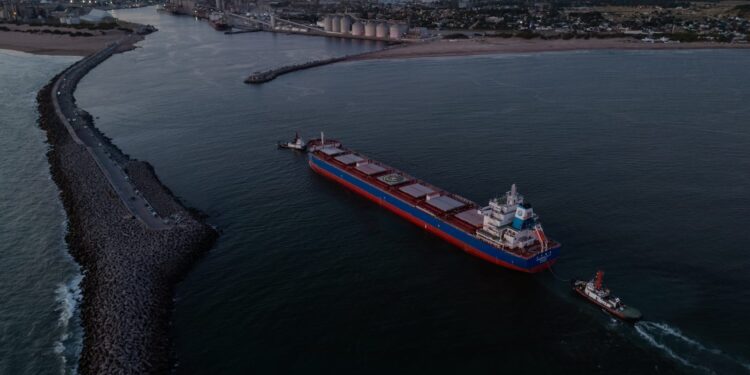 Hecho histórico: Ingresó a Puerto Quequén el buque que concretara el primer embarque de trigo con destino a China