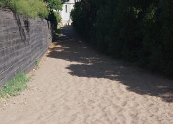 Vecinos de Quequén reclaman por la falta de bajadas accesibles a la playa
