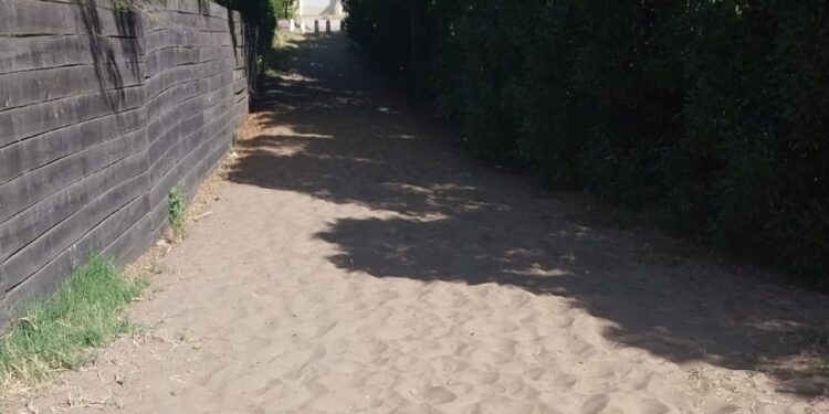 Vecinos de Quequén reclaman por la falta de bajadas accesibles a la playa