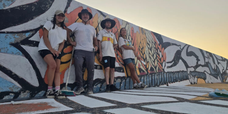Avanza la restauración del mural “Reflejos”, patrimonio cultural en la escollera de Necochea