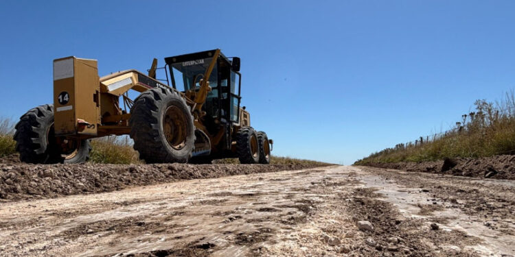 Continúan los trabajos de mantenimiento y reconstrucción de caminos rurales en el distrito