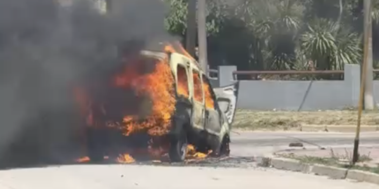 Una Renault Kangoo se incendió y su conductor sufrió quemaduras