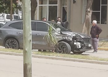 Se descompensó al volante y chocó contra un auto estacionado en avenida 10 y 85