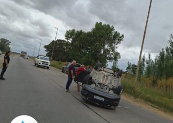 Una familia volcó en la Avenida Circunvalación