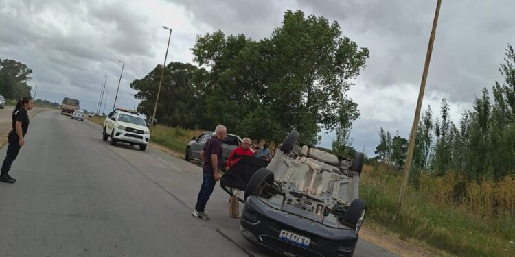Una familia volcó en la Avenida Circunvalación