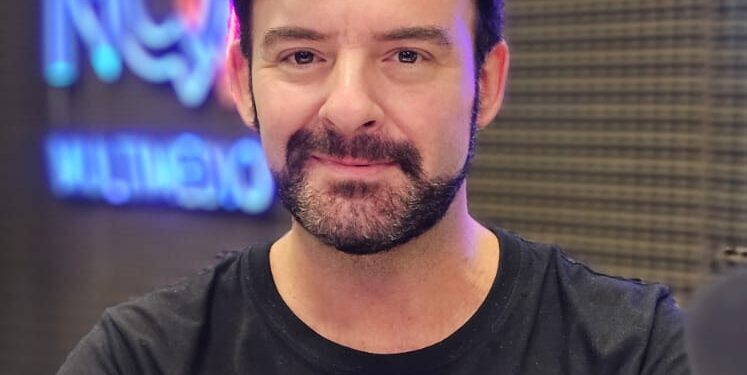 Juan Etchegoyen, 13 años de música y perseverancia en la peatonal