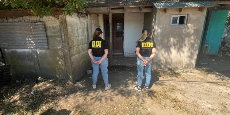 Allanamientos por amenazas con arma de fuego en Lobería: secuestran celulares y notifican a dos sospechosos