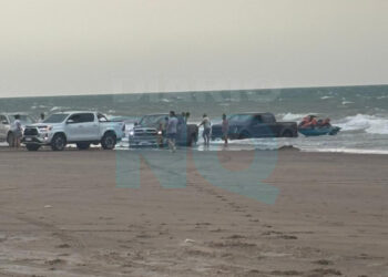 Camionetas quedaron encajadas en la orilla del mar en los Molinos Viejos, en plena tormenta