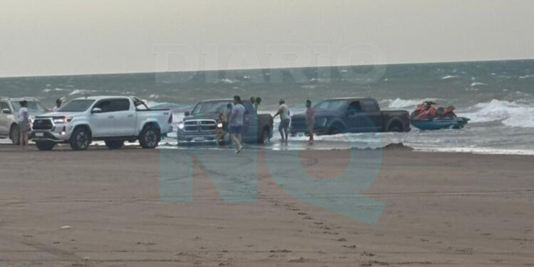 Camionetas quedaron encajadas en la orilla del mar en los Molinos Viejos, en plena tormenta