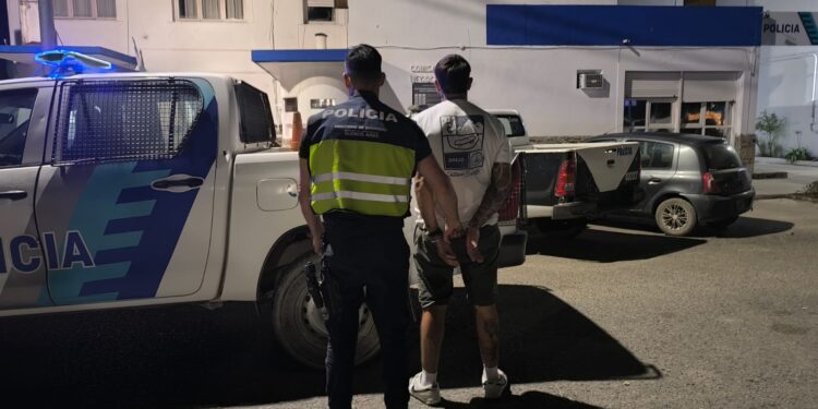 Tras un choque, un motociclista destrozó a piedrazos una camioneta y fue detenido