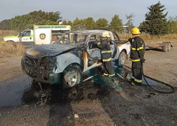 Se incendió una camioneta en la Ruta 228