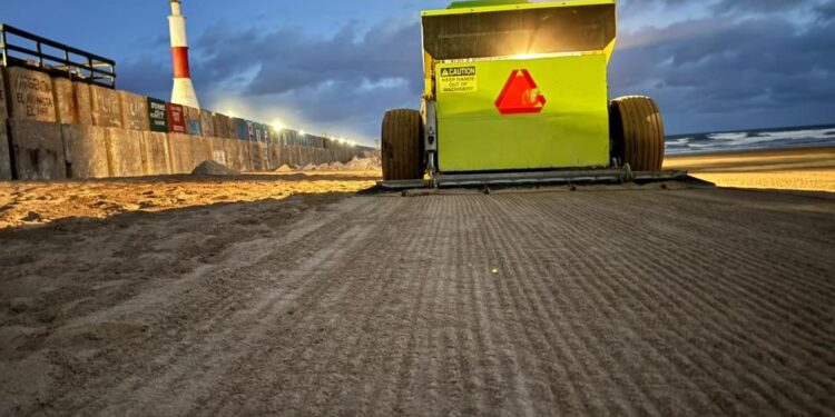 Se mantienen los operativos diarios de limpieza para que Necochea y Quequén luzcan sus playas en óptimas condiciones