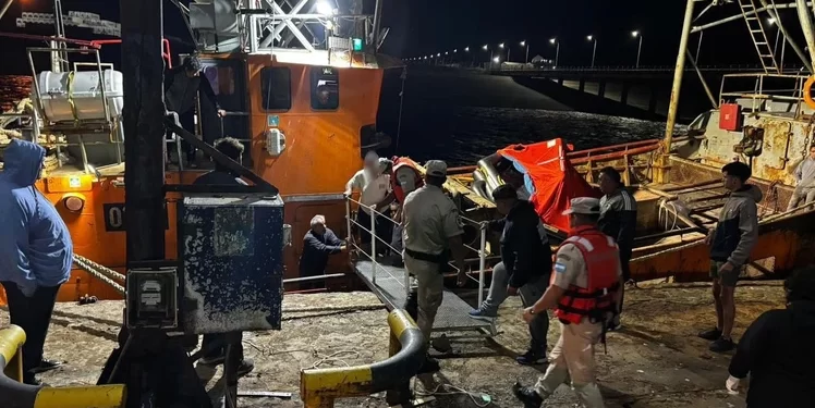 Tragedia en el mar: se hundió el pesquero “Heleno A” y buscan a un tripulante desaparecido