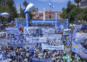 Fuerte acatamiento al paro y movilización en Necochea contra la reforma laboral