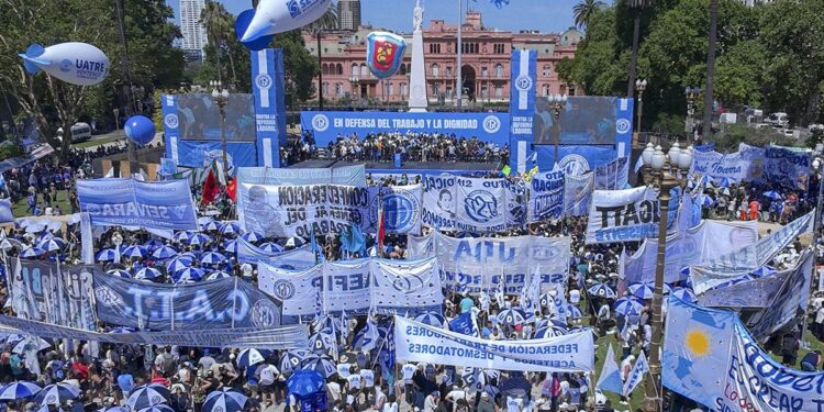 Fuerte acatamiento al paro y movilización en Necochea contra la reforma laboral