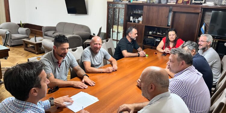 Arturo Rojas acordó un aumento salarial del 19,2% para municipales en 2026