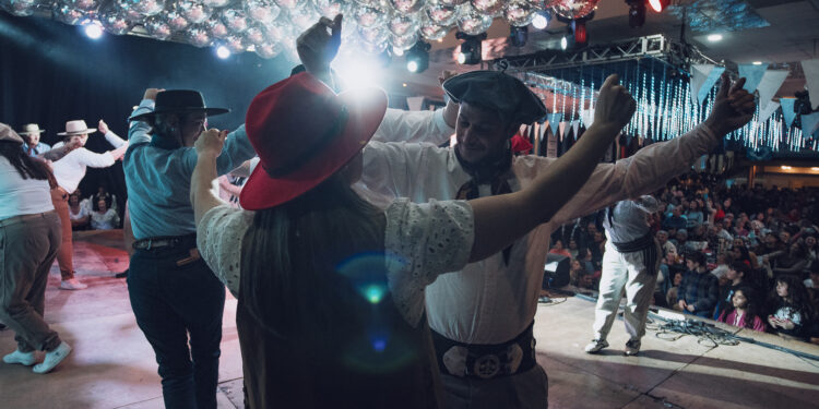 Día de los Enamorados con folklore y mate en el Parque Miguel Lillo