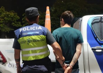 Intentó robar una camioneta, escapó a pie y lo detuvieron