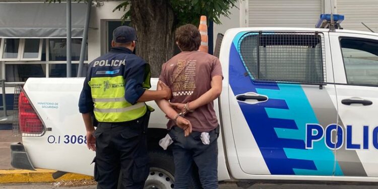 Detuvieron a un hombre por robar herramientas del interior de un auto