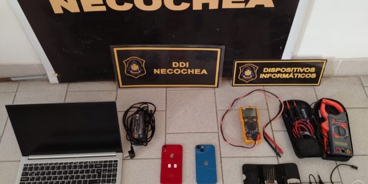 Secuestraron teléfonos celulares y material para su desbloqueo en un allanamiento