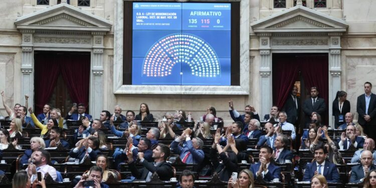 Con respaldo de bloques aliados, Diputados aprobó la reforma laboral y ahora vuelve al Senado