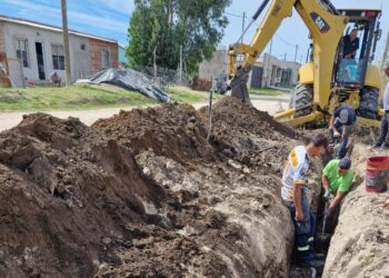 Amplían la red cloacal en calle 85 para mejorar la infraestructura sanitaria