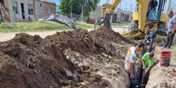 Amplían la red cloacal en calle 85 para mejorar la infraestructura sanitaria