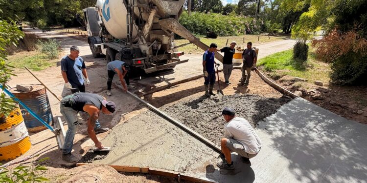Avanzan trabajos de recomposición de losas de hormigón en el Barrio Arce
