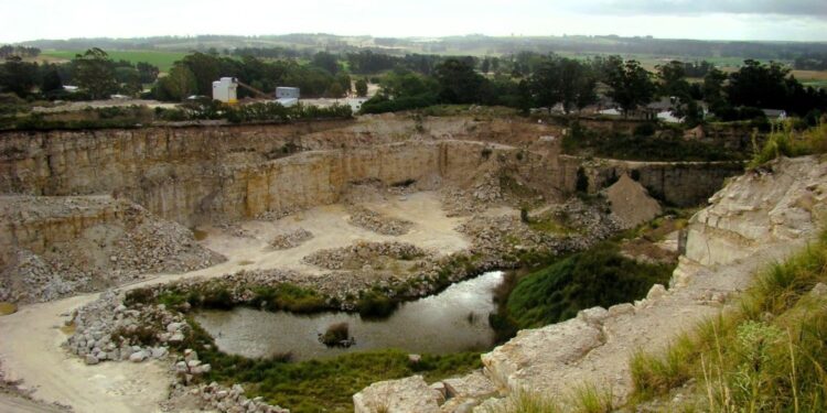 Un hombre con retraso madurativo que era intensamente buscado cayó en una cantera de Batán y murió