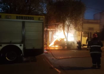Tomaban cerveza, chocaron contra una casa, el auto se prendió fuego y era robado