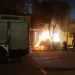 Tomaban cerveza, chocaron contra una casa, el auto se prendió fuego y era robado