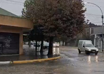 La ciudad amaneció pasada por agua y rige un alerta naranja por lluvias
