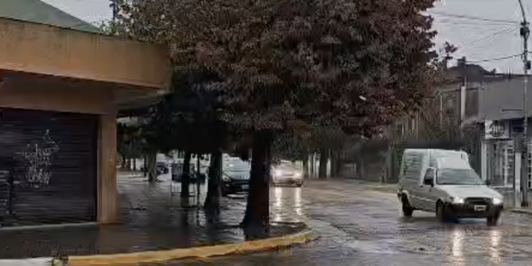 La ciudad amaneció pasada por agua y rige un alerta naranja por lluvias