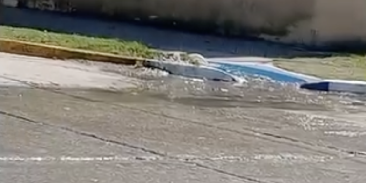 Video: reclamo vecinal por cloaca desbordada en Quequén: afecta a una escuela