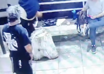 Video: se le cayó una bolsa con un arma, se escapó un disparo y hirió a un florista