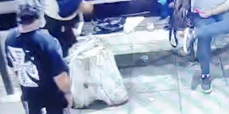 Video: se le cayó una bolsa con un arma, se escapó un disparo y hirió a un florista