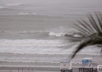 Buscan a una persona en el mar: gran operativo en Cabo Corrientes