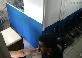 Video: Insultó y empujó a una mujer en una comisaría: apartaron a un policía en Mar del Plata