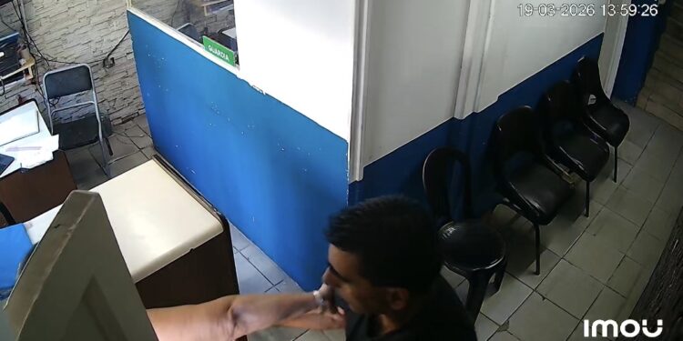 Video: Insultó y empujó a una mujer en una comisaría: apartaron a un policía en Mar del Plata