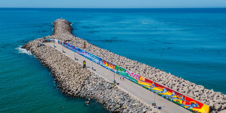 Restauraron el mural “Reflejos”: arte, identidad y una galería única a mil metros mar adentro