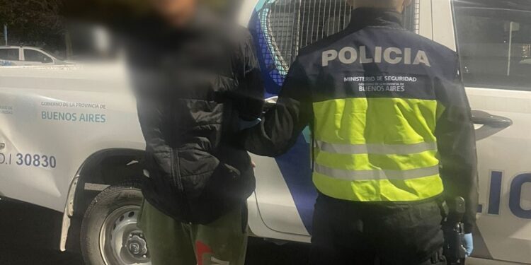 Mismo imputado, dos hechos: detenido por disturbios y allanado por hurto en Quequén