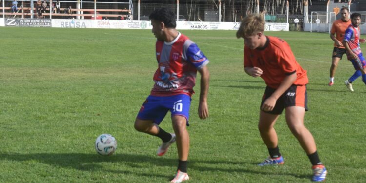 Amistosos del fútbol local: triunfos de Villa Díaz Vélez, Ministerio y Rivadavia