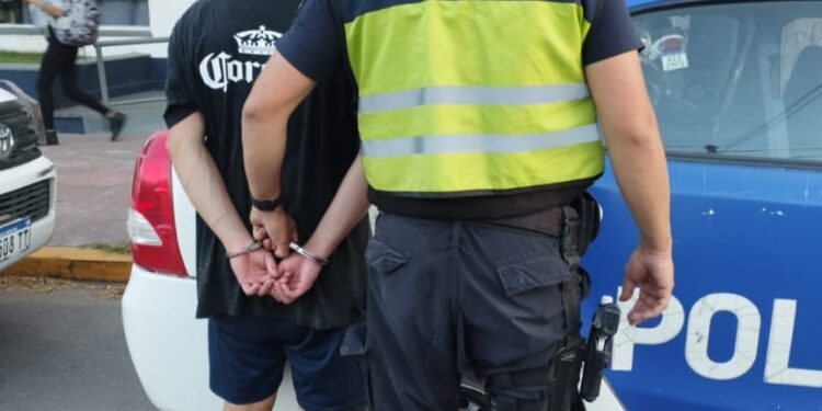 Aprehenden a un hombre por intentar cobrar dinero para devolver un celular