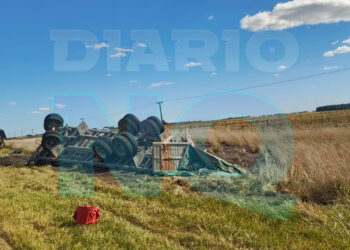 Vuelco de acoplado en la Ruta 55