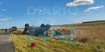 Vuelco de acoplado en la Ruta 55