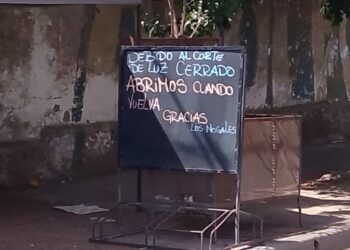 La ciudad comenzó a recuperar el servicio eléctrico tras el apagón general