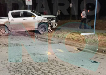 Choque entre dos vehículos en la madrugada del domingo