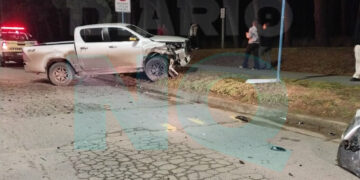 Choque entre dos vehículos en la madrugada del domingo